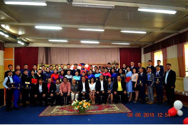 18 дахь удаагийн төгсөгчид дипломоо гардаж авлаа.