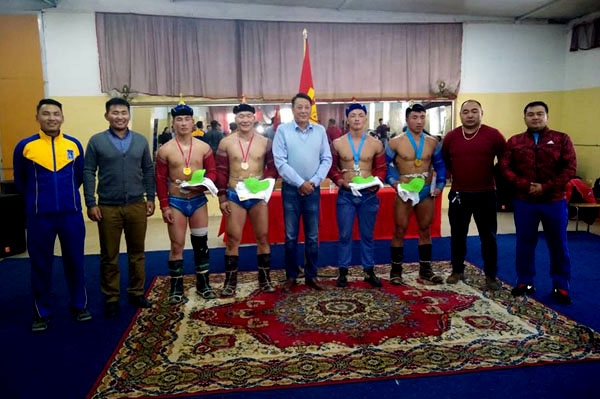 Сургуулийн аварга бөх тодорлоо